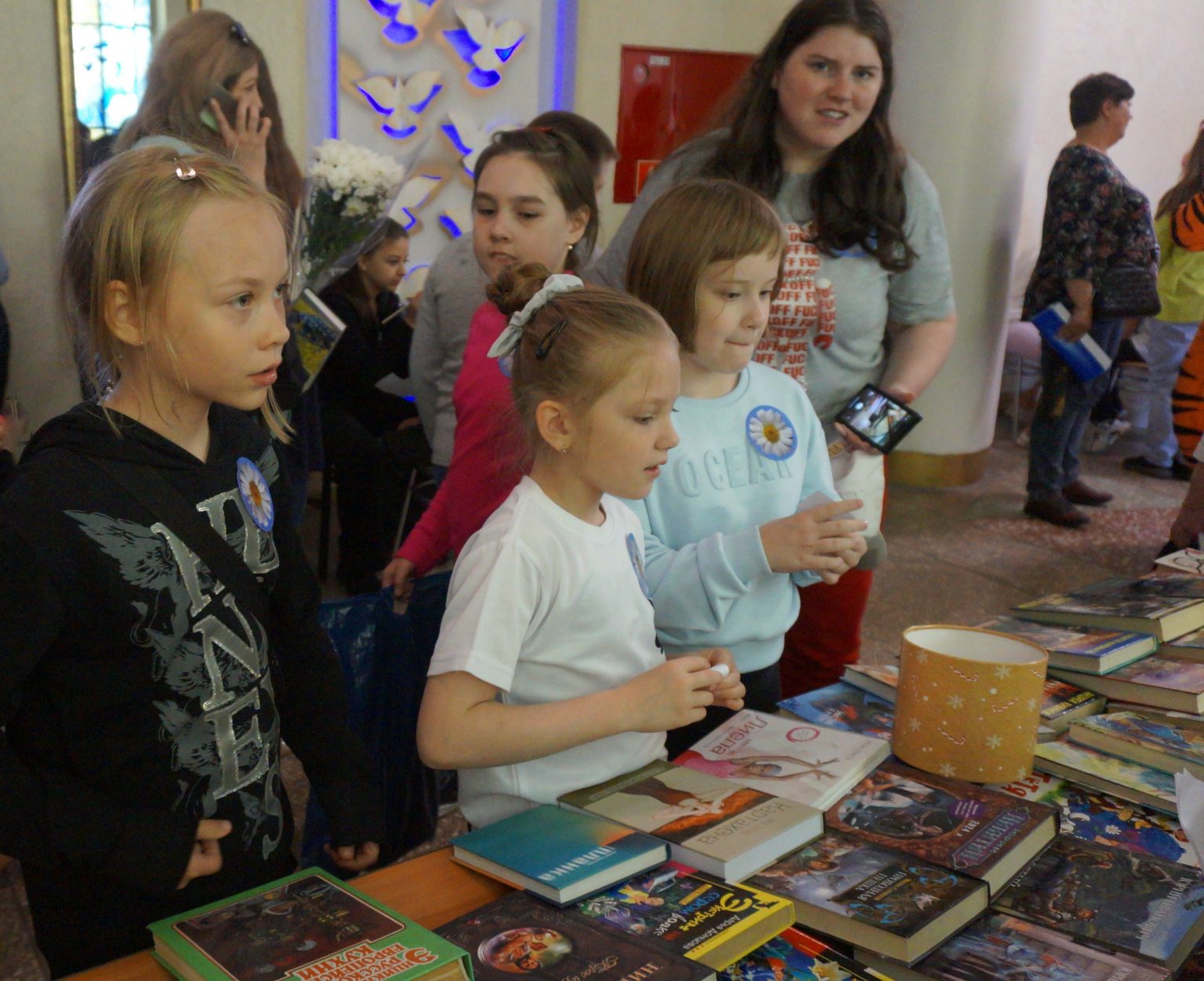 всей семьей у книжной полки